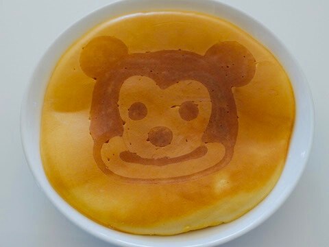 ミッキーマウスのイラスト入りホットケーキ